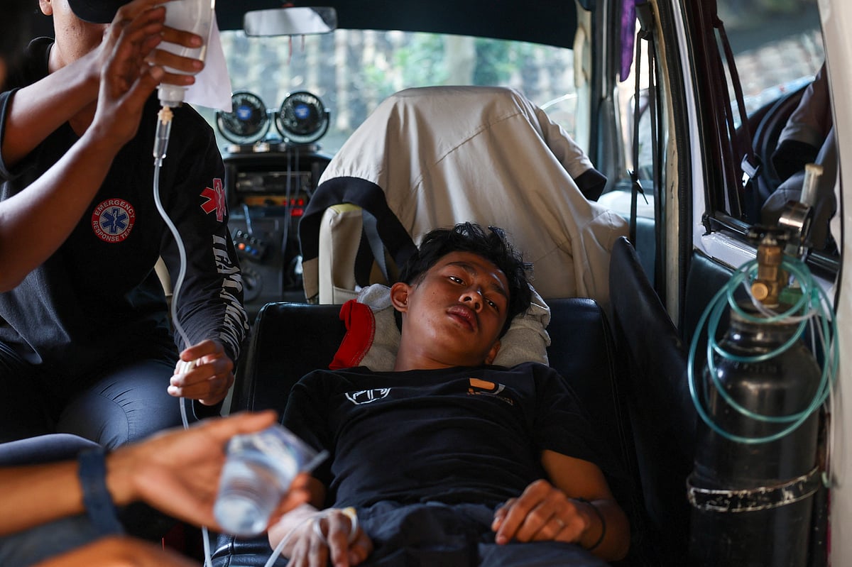 স্কুলে বিনা মূল্যের খাবার খেয়ে অসুস্থ শিক্ষার্থী নন্দর মাওলানা (১৭)। অ্যাম্বুলেন্সে করে তাঁকে হাসপাতালে নেওয়া হচ্ছে। ইন্দোনেশিয়ার পশ্চিম জাভা প্রদেশের বান্দুংয়ে, ২৫ সেপ্টেম্বর ২০২৫