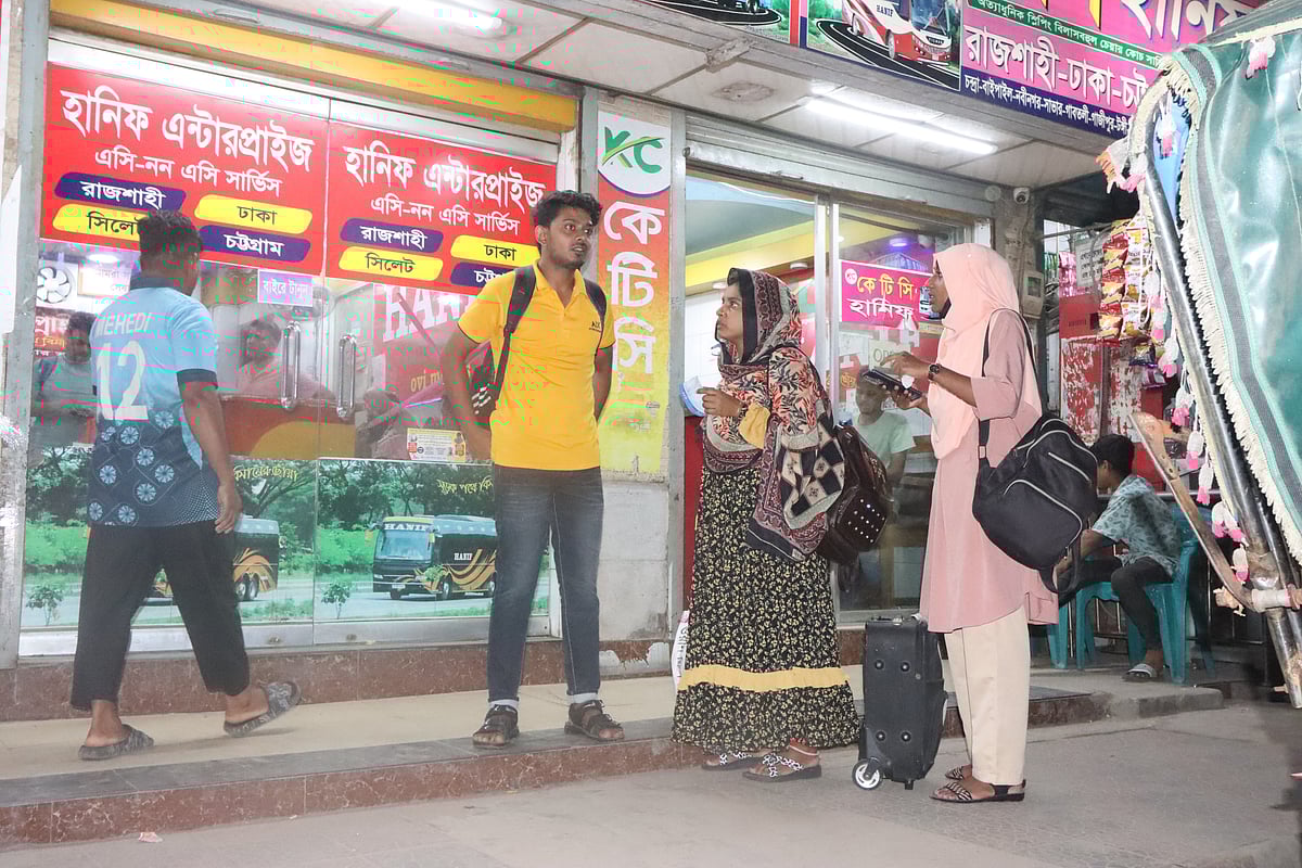 দূরপাল্লার বাস চলাচল বন্ধ হয়ে যাওয়ায় ভোগান্তিতে পড়েছেন যাত্রীরা। বৃহস্পতিবার রাতে রাজশাহীর শিরোইল বাস টার্মিনালে