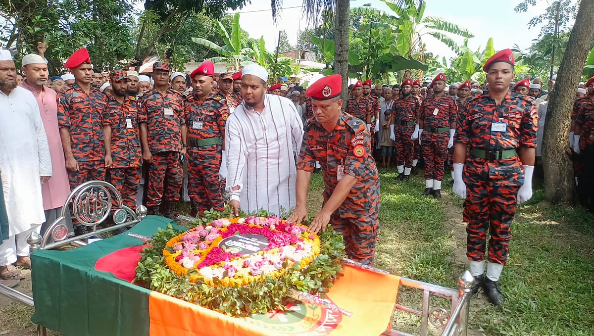 গফরগাঁও ফায়ার সার্ভিস থেকে গার্ড অব অনার প্রদান করা হয়