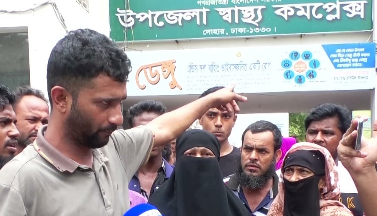 পরিবারের দুই সদস্যের নিহতের খবরে হাসপাতালের সামনে ভিড় করেন স্বজনেরা। আজ দুপুরে দোহার স্বাস্থ্য কমপ্লেক্সের সামনে