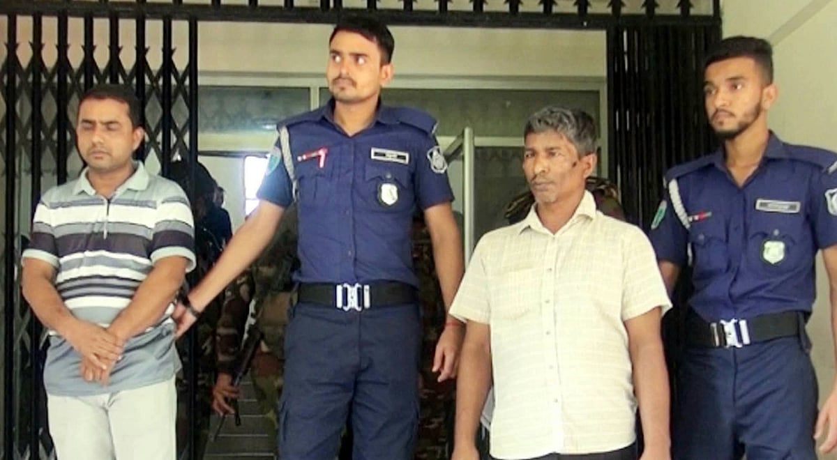 আটকদের পুলিশের কাছে সোপর্দ করা হয়। গতকাল বুধবার