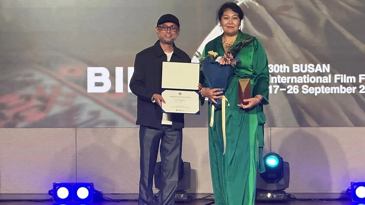 সিনেমার অন্যতম নির্মাতা এরকা জুমাকমেটোভার হাতে পুরস্কার তুলে দেন সংস্কৃতি উপদেষ্টা মোস্তফা সরয়ার ফারুকী