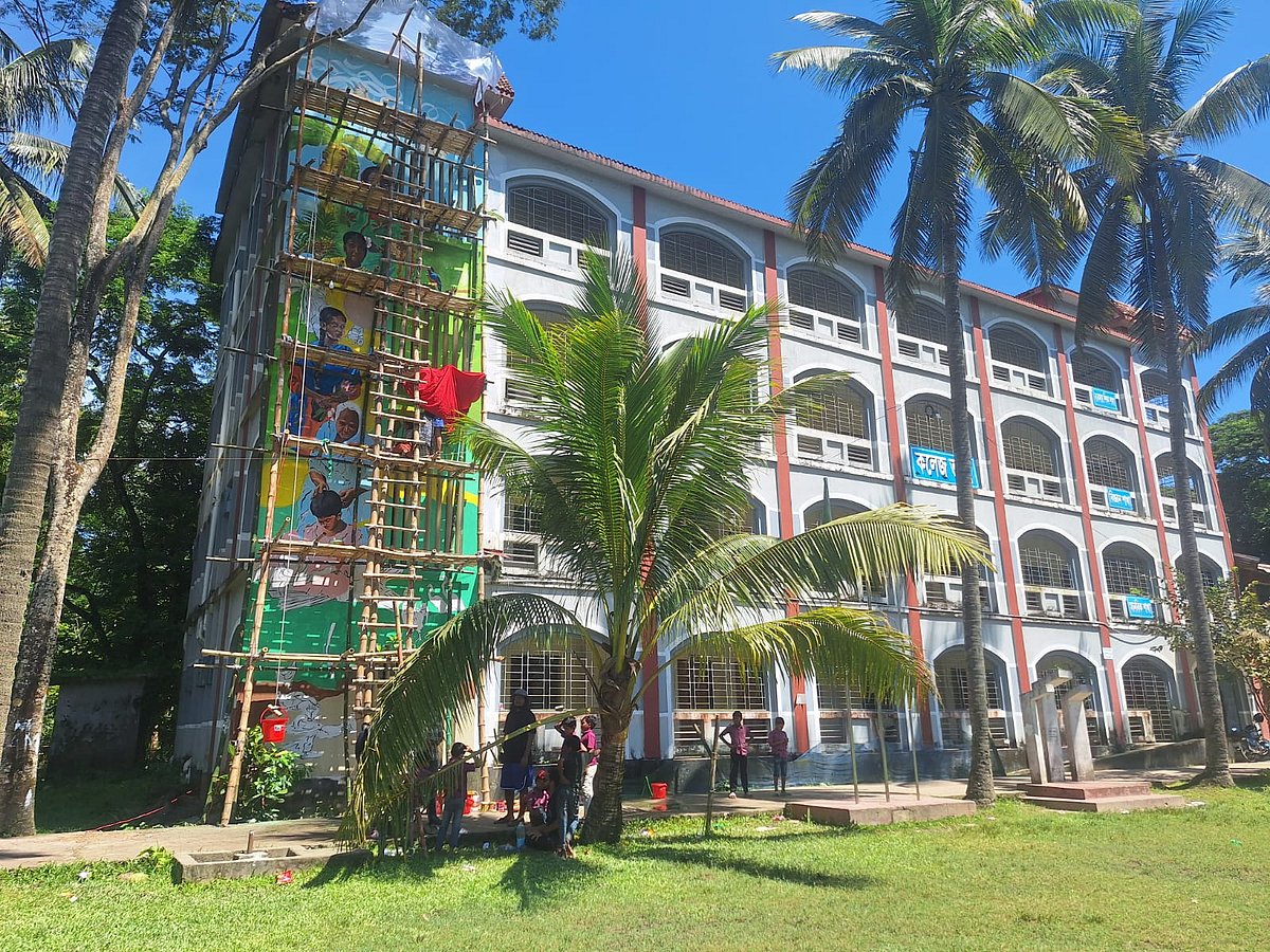 বরিশালের চাঁদপাশা হাই স্কুল অ্যান্ড কলেজের পাঁচতলা ভবনের দেয়ালজুড়ে আঁকা হচ্ছে দক্ষিণাঞ্চলের সবচেয়ে বড় দেয়ালচিত্র