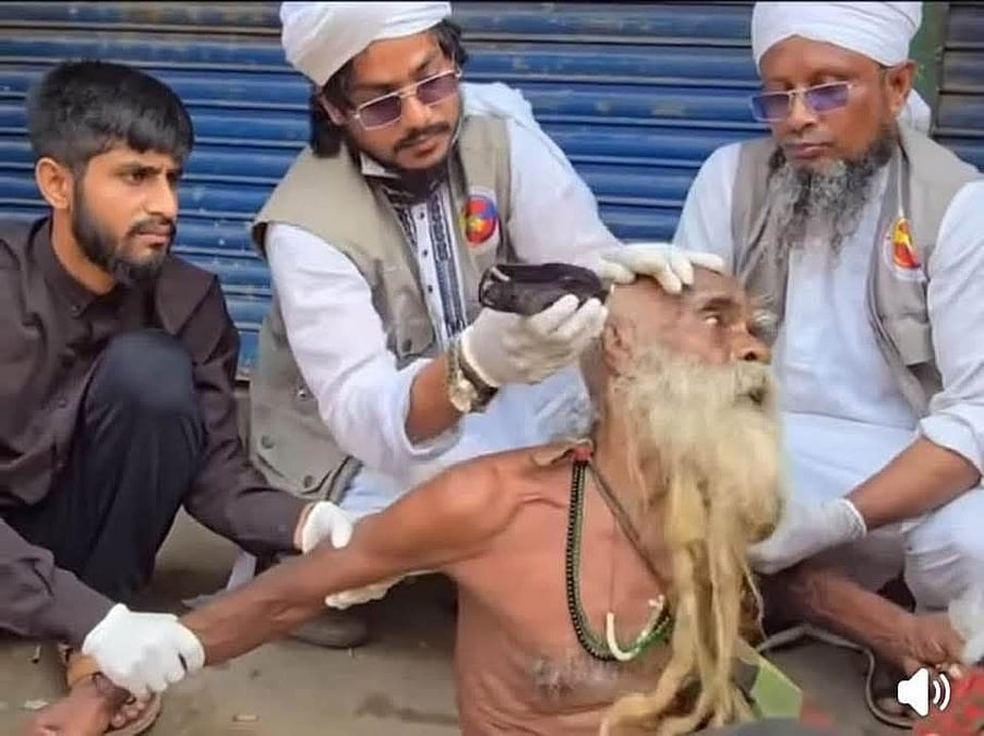 জোর করে চুল কেটে দেওয়ার ভিডিও ভাইরাল, সেই বৃদ্ধ বললেন 'হেই থাইক্কা কামকাজ করতে পারি না' | প্রথম আলো
