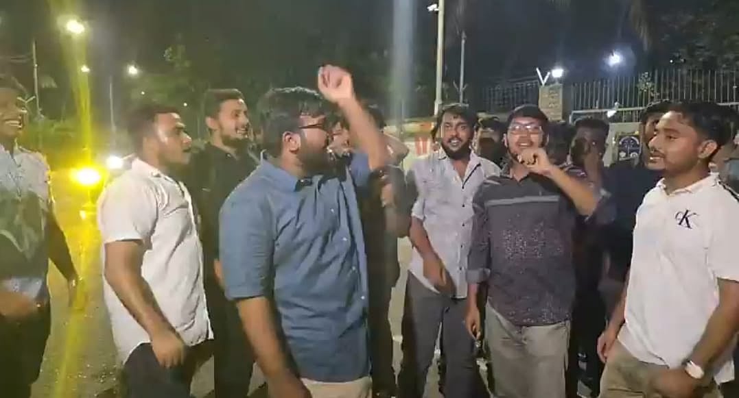 ডাকসু নির্বাচনে ভোট কারচুপির অভিযোগে রাতে উপাচার্যের বাসভবনের সামনে বিক্ষোভ করেন একদল শিক্ষার্থী। ২৫ সেপ্টেম্বর, ২০২৫