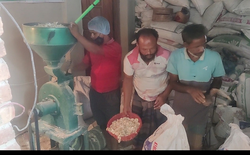 বেলাল মোল্লা ও তাঁর কারখানার শ্রমিকেরা কাজ করছেন