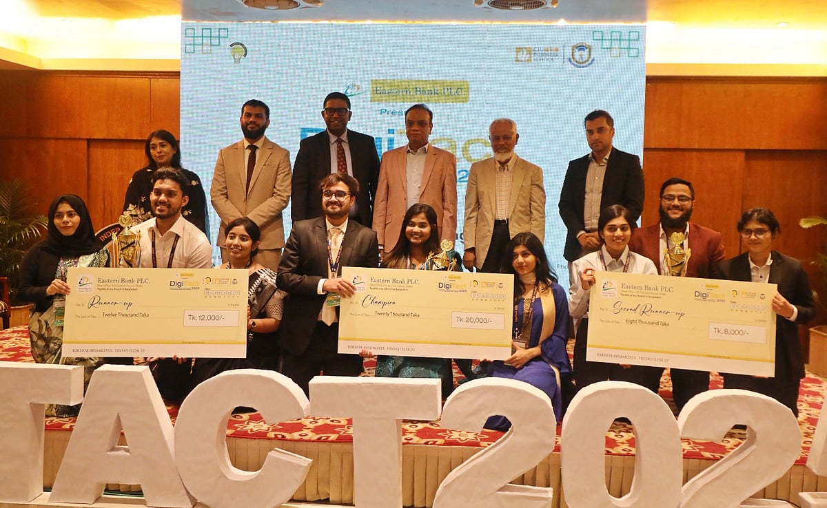 আন্তবিশ্ববিদ্যালয় ডিজিটাল মার্কেটিং প্রতিযোগিতায় বিজয়ী ও রানার্সআপ দলের সঙ্গে অতিথিরা। আজ বিকেল ৫টায় চট্টগ্রাম নগরের দ্য পেনিনসুলা হোটেলে