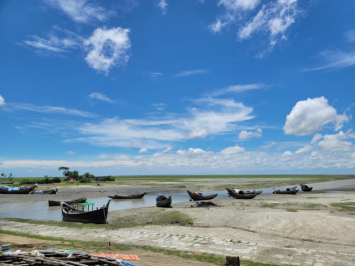 সন্দ্বীপের মতো উপকূলীয় কোনো এলাকায় বেড়াতে যেতে পারেন এই শরতে