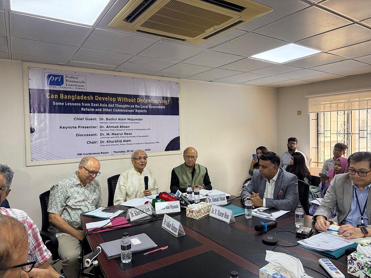 ‘বিকেন্দ্রীকরণ ছাড়া কি বাংলাদেশের উন্নয়ন সম্ভব?’ শীর্ষক আলোচনা সভায় প্রধান অতিথির বক্তব্য দেন বদিউল আলম মজুমদার