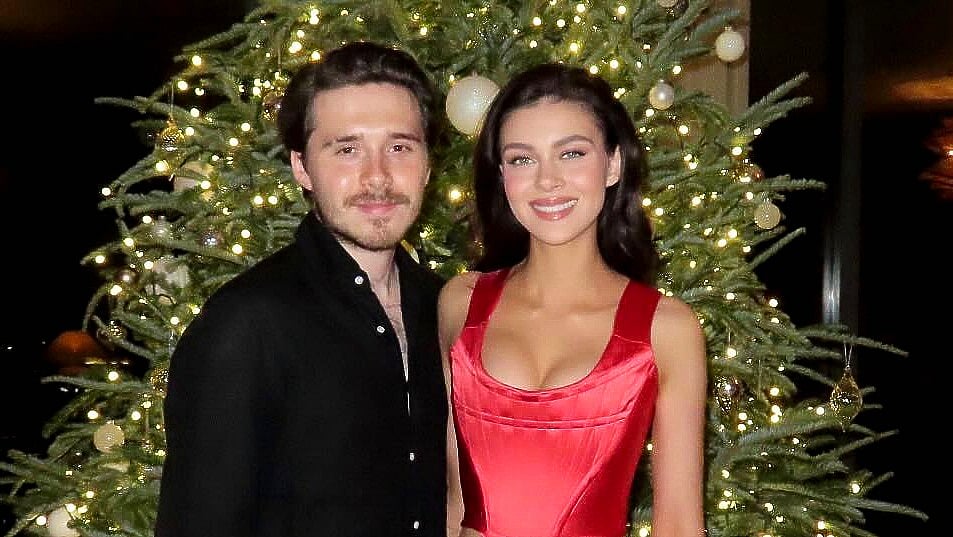 বেকহামের বড় ছেলে ব্রুকলিন ও তাঁর স্ত্রী অভিনেত্রী নিকোলা পেল্টজ