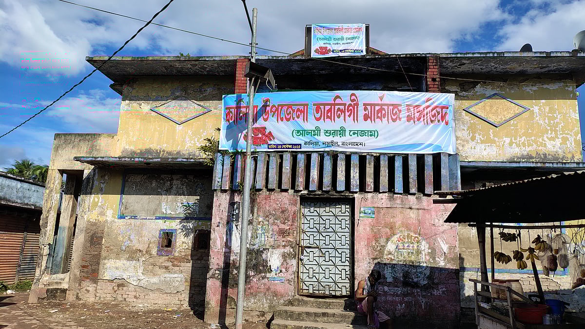 নড়াইলের কালিয়াতে বন্ধ হয়ে যাওয়া ‘আল্পনা’ সিনেমা হলের জরাজীর্ণ ভবনের সামনে গত বুধবার দুপুরে ‘কালিয়া উপজেলা তাবলিগি মার্কাজ মসজিদ’ নামে ব্যানার টাঙানো হয়েছে