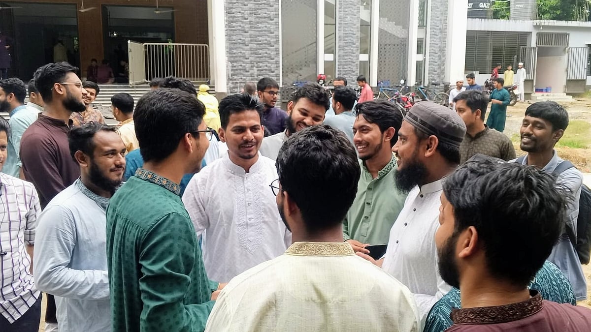 জুমার নামাজের পর চাকসু নির্বাচনের প্রার্থীরা ভোটারদের সঙ্গে কুশল বিনিময় করেন। আজ বিশ্ববিদ্যালয়ের বিজ্ঞান অনুষদের মসজিদের সামনে