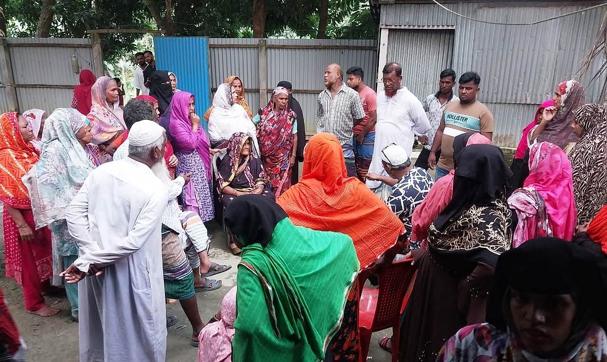 ঢাকার দোহারে ছুরিকাঘাতে নিহতের খবরে আইয়ুব আলীর বাড়িতে ভিড় করেন আত্মীয়স্বজন ও প্রতিবেশীরা। গতকাল বৃহস্পতিবার বিকেলে বিলাসপুর ইউনিয়নের হাজারবিঘা গ্রামে