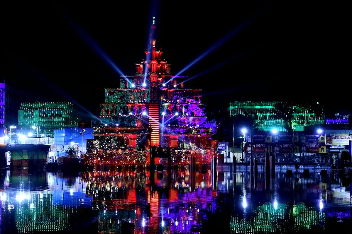 কলকাতার জনপ্রিয় পূজামণ্ডপগুলোর মধ্যে একটি কলেজ স্কয়ার। এবার এ মণ্ডপ গড়ে তোলা হয়েছে কম্বোডিয়ার সুপ্রাচীন অ্যাংকর ভাটমন্দিরের আদলে