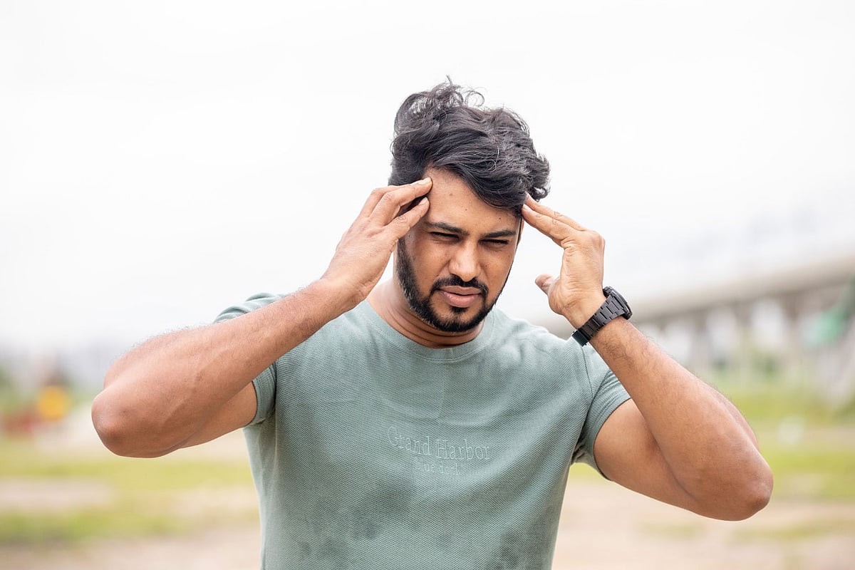 সাধারণত উচ্চ রক্তচাপে ভোগা ব্যক্তিরা মাথা ঘোরা, ঘাড় ও মাথাব্যথা –এসব অনুভব করেন। মডেল: টুটুল