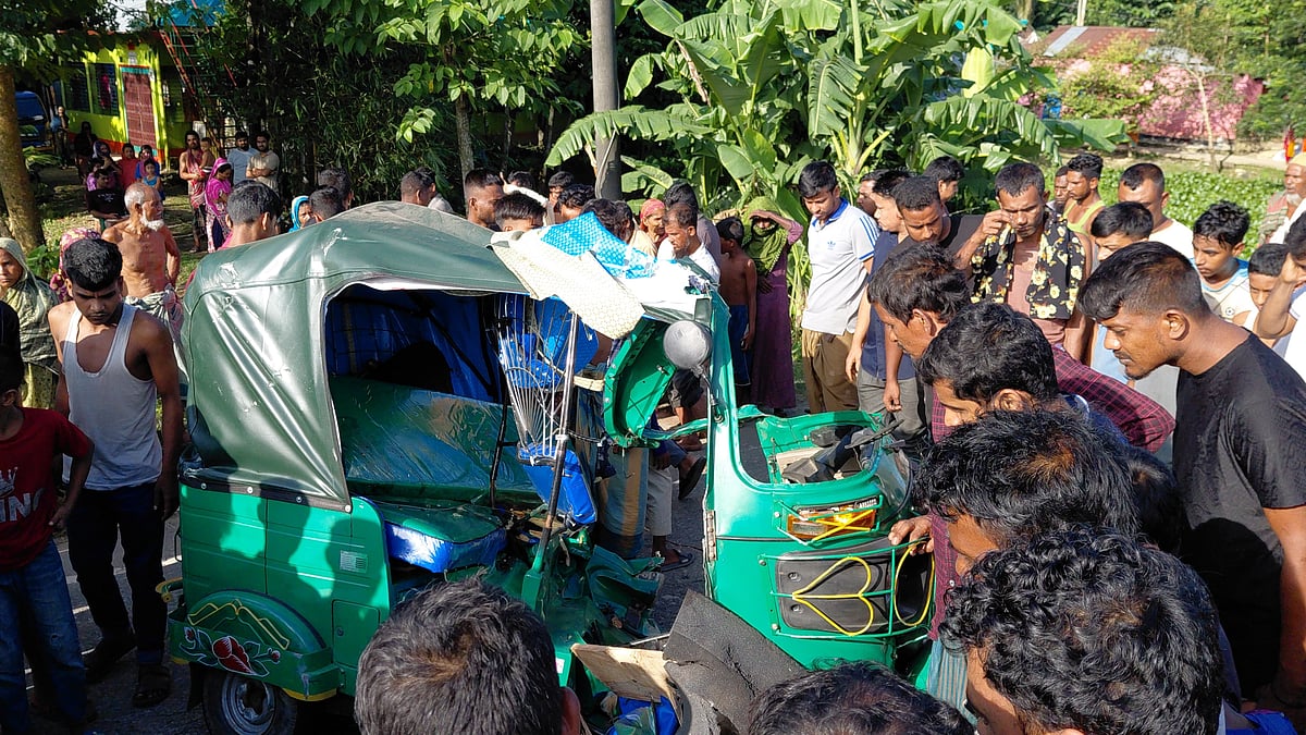 সুনামগঞ্জ-সিলেট সড়কে আজ শুক্রবার সকালে ট্রাক ও অটোরিকশার মুখোমুখি সংঘর্ষে তিনজন নিহত হয়েছেন। দুর্ঘটনায় দুমড়েমুচড়ে যাওয়া অটোরিকশা