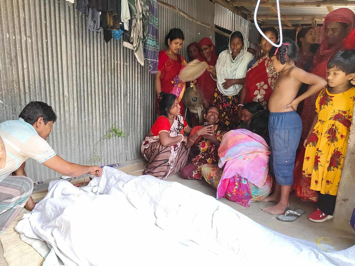 বাবা ও ছেলের মৃত্যুর পর স্বজনদের আহাজারি। আজ শুক্রবার সকালে কুষ্টিয়ার কুমারখালীর বাগুলাট ইউনিয়নের উদয় নাতুরিয়া গ্রামে