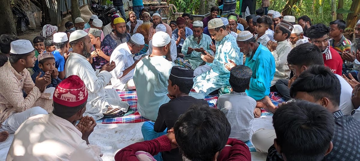 ছাগল চোরের হেদায়াত চেয়ে দোয়া মাহফিল। আজ শুক্রবার দুপুরে ফরিদপুরের মধুখালী উপজেলার রায়পুর ইউনিয়নের রঘুনাথপুর গ্রামে