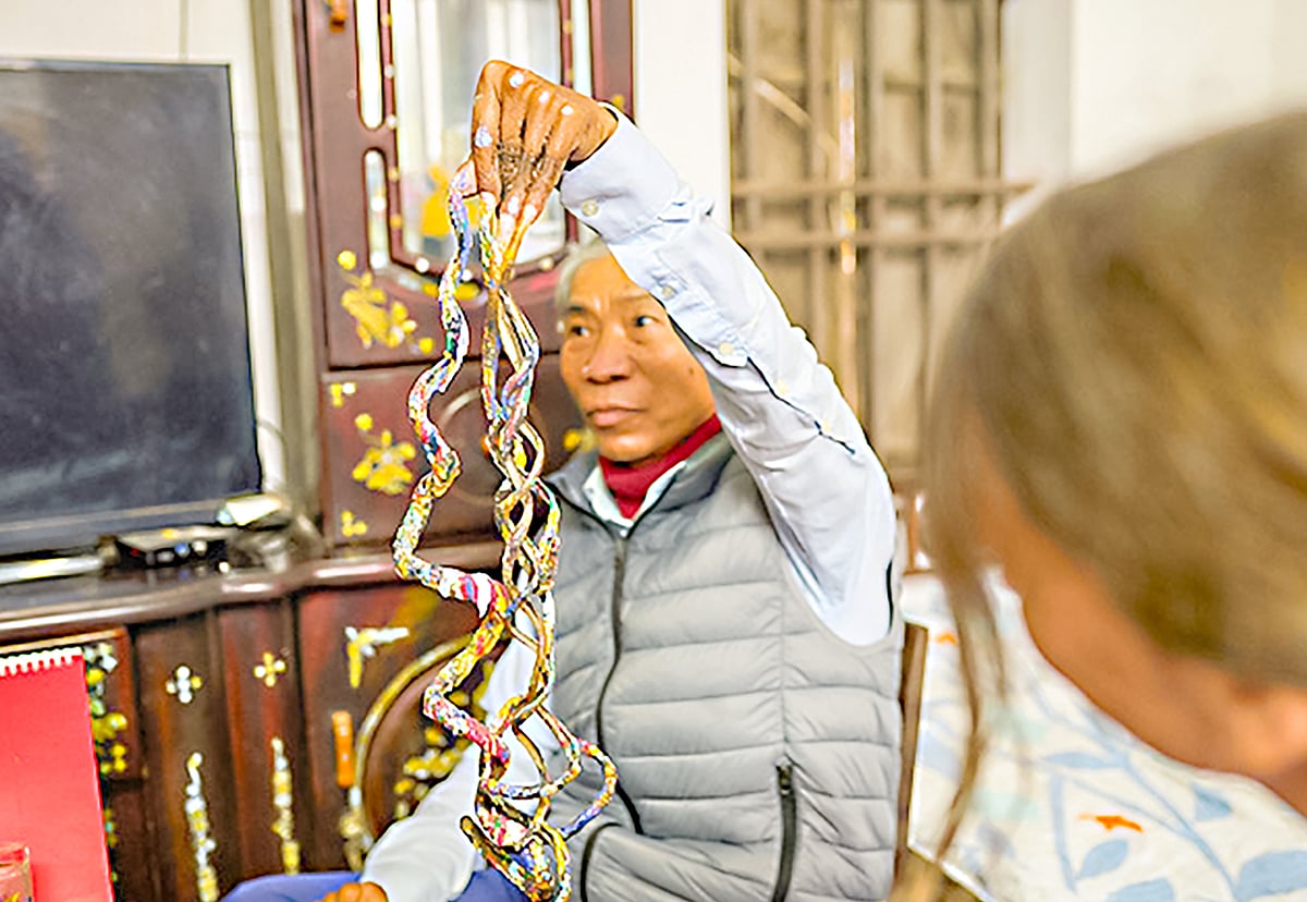 হুয়েনের সবচেয়ে বড় নখটি বাঁ হাতের বুড়ো আঙুলে