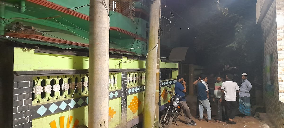 বিশ্ববিদ্যালয় ছাত্রীর লাশ উদ্ধারের খবর পেয়ে সেখানে আসেন সহপাঠী ও স্থানীয় লোকজন। আজ রাতে নোয়াখালী জেলা শহর মাইজদীর রশিদ কলোনি এলাকায়