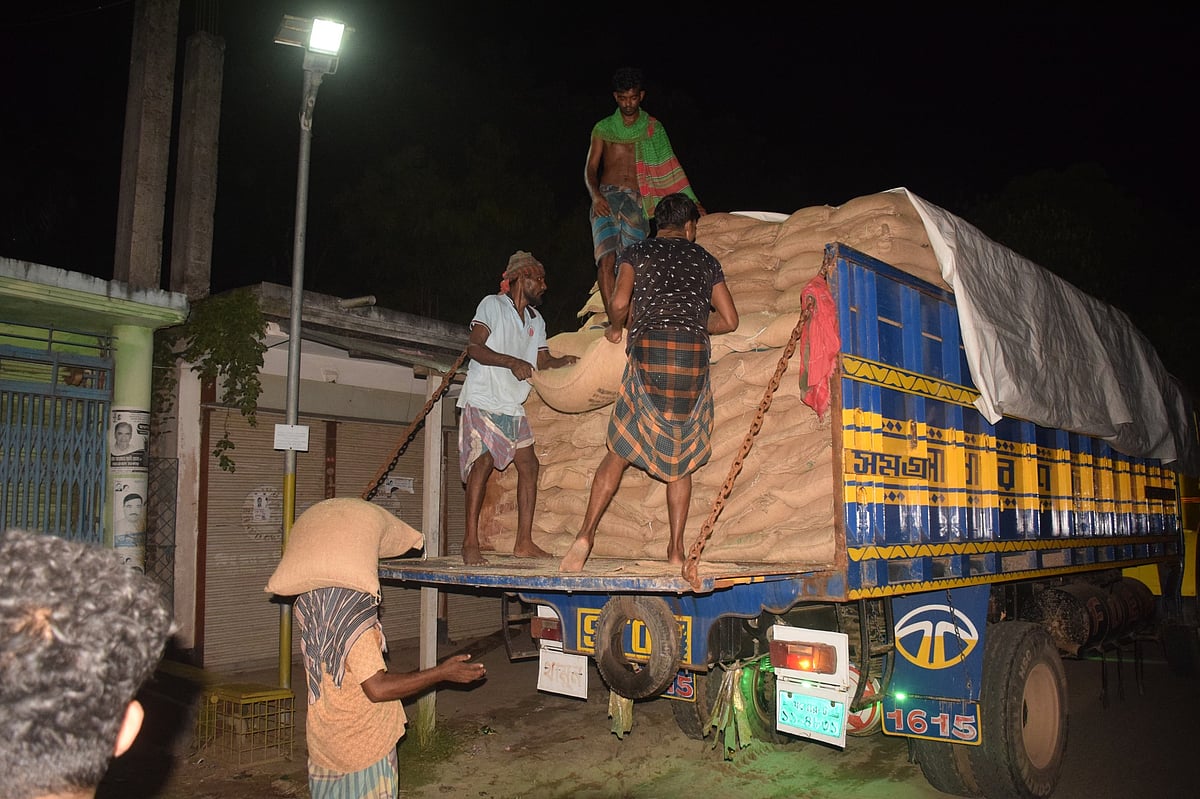 মাগুরার মহম্মদপুর উপজেলায় গত জুলাই মাসে টিসিবি বরাদ্দকৃত ৭৭ দশমিক ৮ টন চাল উদ্ধার হয় একটি গুদামে। গতকাল রাতে উপজেলার বিনোদপুর বাজারে