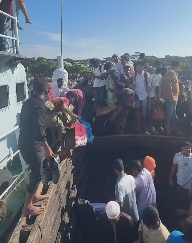 সিট্রাকের যাত্রীদের ট্রলারে করে গন্তব্যে পৌঁছে দেওয়া হয়। আজ বেলা সাড়ে তিনটায়