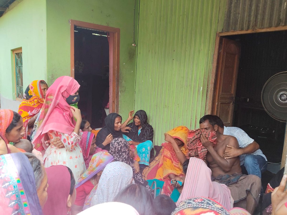 ফরিদপুর সদরে বাড়ির বারান্দায় বসে বিলাপ করে কাঁদছিলেন পানিতে ডুবে মৃত তিনজনের স্বজনেরা। আজ বেলা ১১টার দিকে অম্বিকাপুর ইউনিয়নের পশ্চিম ভাসানচরে