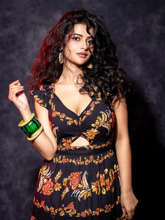 Liftda hottie bilan jinsiy aloqa Uch qiz bilan porno