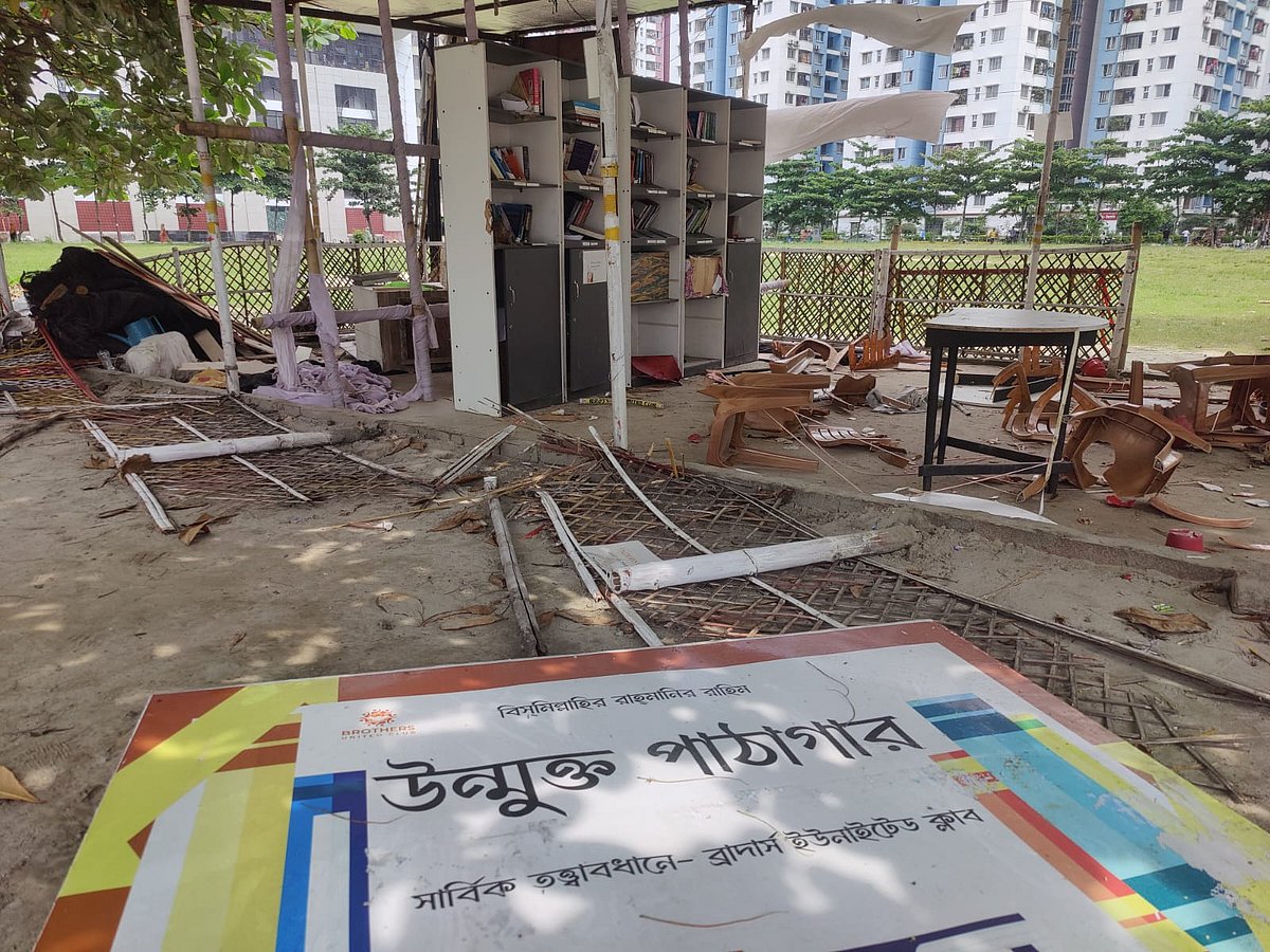 স্থানীয় দুই পক্ষের তরুণ–যুবকদের মধ্যে মারামারির জের ধরে বৃহস্পতিবার মধ্যরাতে ভেঙে গুঁড়িয়ে দেওয়া হয়েছে উন্মুক্ত লাইব্রেরি। রাজউক উত্তরা অ্যাপার্টমেন্ট প্রজেক্ট আবাসিক এলাকা