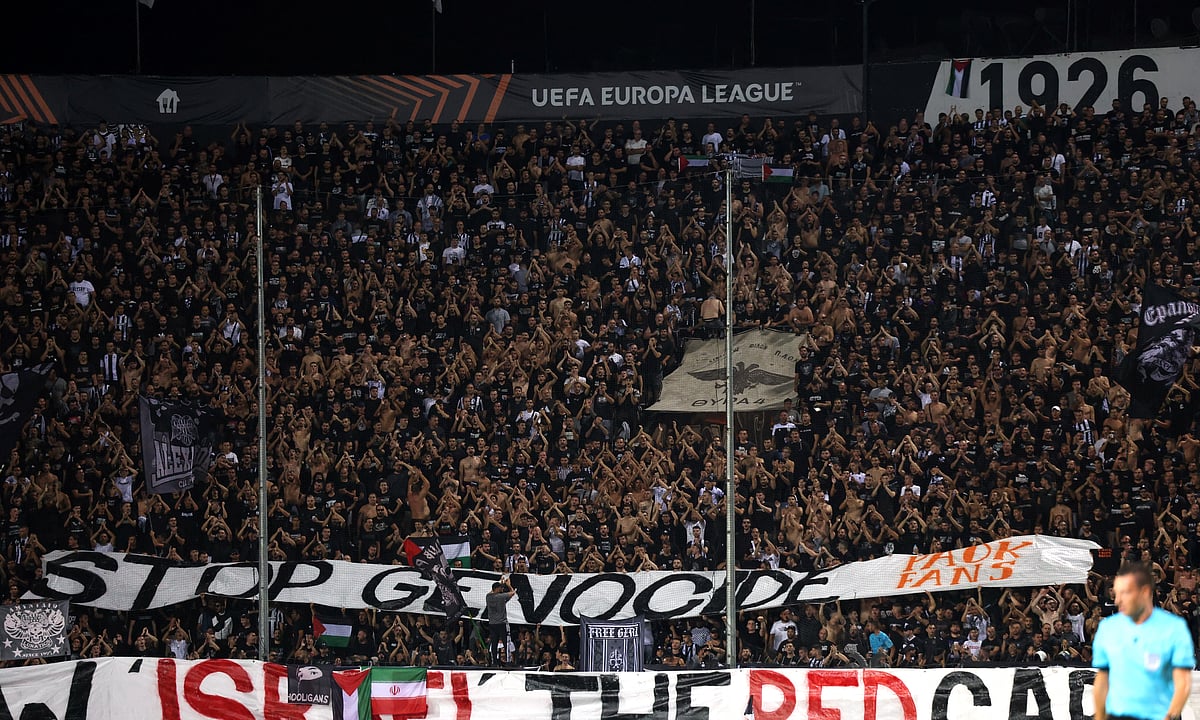 ইসরায়েলি দল ম্যাকাবি তেল আবিবের বিপক্ষে ম্যাচে এভাবেই প্রতিবাদ জানায় পিওএকের সমর্থকরা