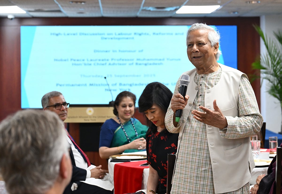জাতিসংঘে বৃহস্পতিবার বাংলাদেশের স্থায়ী মিশন আয়োজিত এক উচ্চপর্যায়ের নৈশভোজে শ্রম সংস্কার নিয়ে বক্তব্য দেন প্রধান অতিথি অন্তর্বর্তী সরকারের প্রধান উপদেষ্টা অধ্যাপক মুহাম্মদ ইউনূস