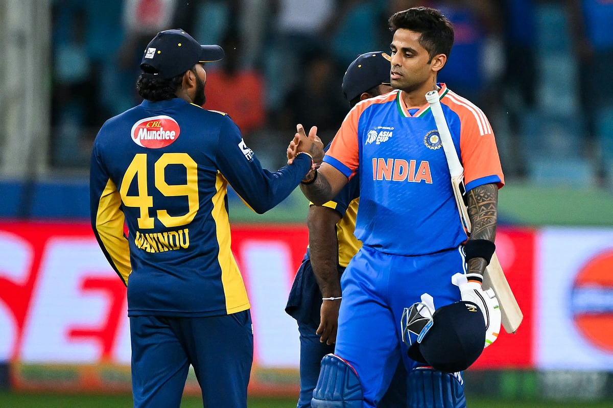 সুপার ওভারে জয়ের পর শ্রীলঙ্কার ওয়ানিন্দু হাসারাঙ্গার সঙ্গে ভারতের অধিনায়ক সূর্যকুমার যাদবের করমর্দন