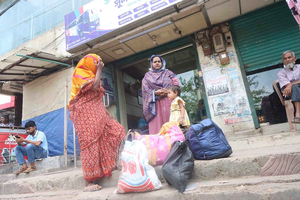 দূরপাল্লার বাস চলাচল বন্ধ হয়ে যাওয়ায় ভোগান্তিতে পড়েছেন যাত্রীরা। শুক্রবার  সকালে রাজশাহীর শিরোইল বাস টার্মিনালে