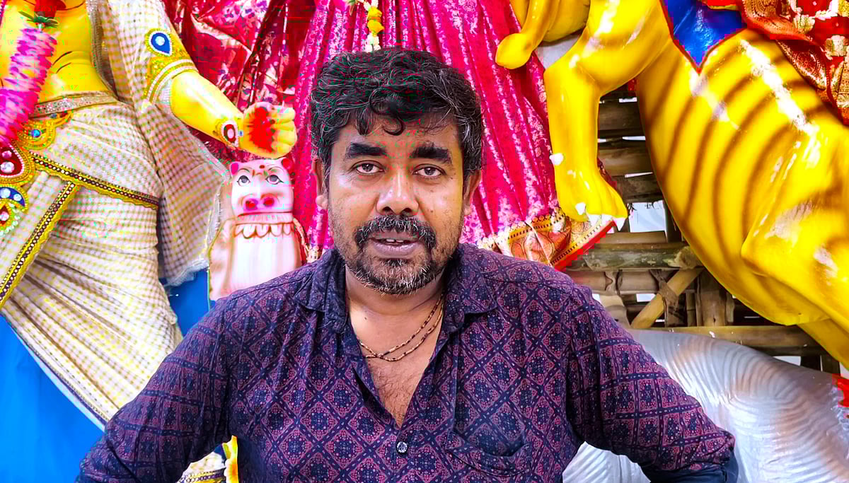 বংশপরম্পরায় পাওয়া পেশার গল্প করছিলেন প্রতিমাশিল্পী সঞ্জিত পাল। গতকাল শুক্রবার বিকেলে মাদারীপুর শহরের পোদ্দারবাড়ী দুর্গামন্দিরে