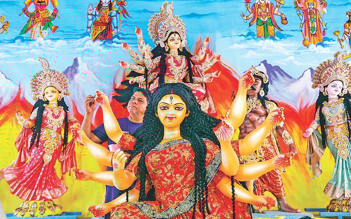 ষষ্ঠীপূজার মধ্য দিয়ে শারদীয় দুর্গোৎসবের আনুষ্ঠানিকতা শুরু হবে আজ। পুরান ঢাকার বি কে দাস রোডের বিহারী লাল জিউর মন্দিরে