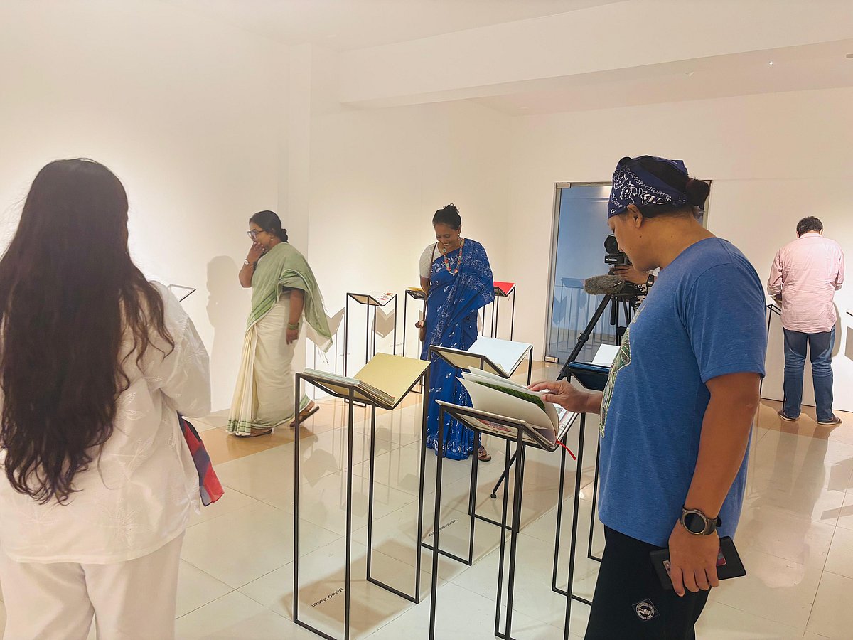 পুস্তকালয় প্রদর্শনীতে ঘুরে ঘুরে বিভিন্ন মাধ্যমে তৈরি বই দেখছেন দর্শক। বৃত্ত আর্ট ট্রাস্ট, গ্রিনরোড, ঢাকা। ২৭ সেপ্টেম্বর