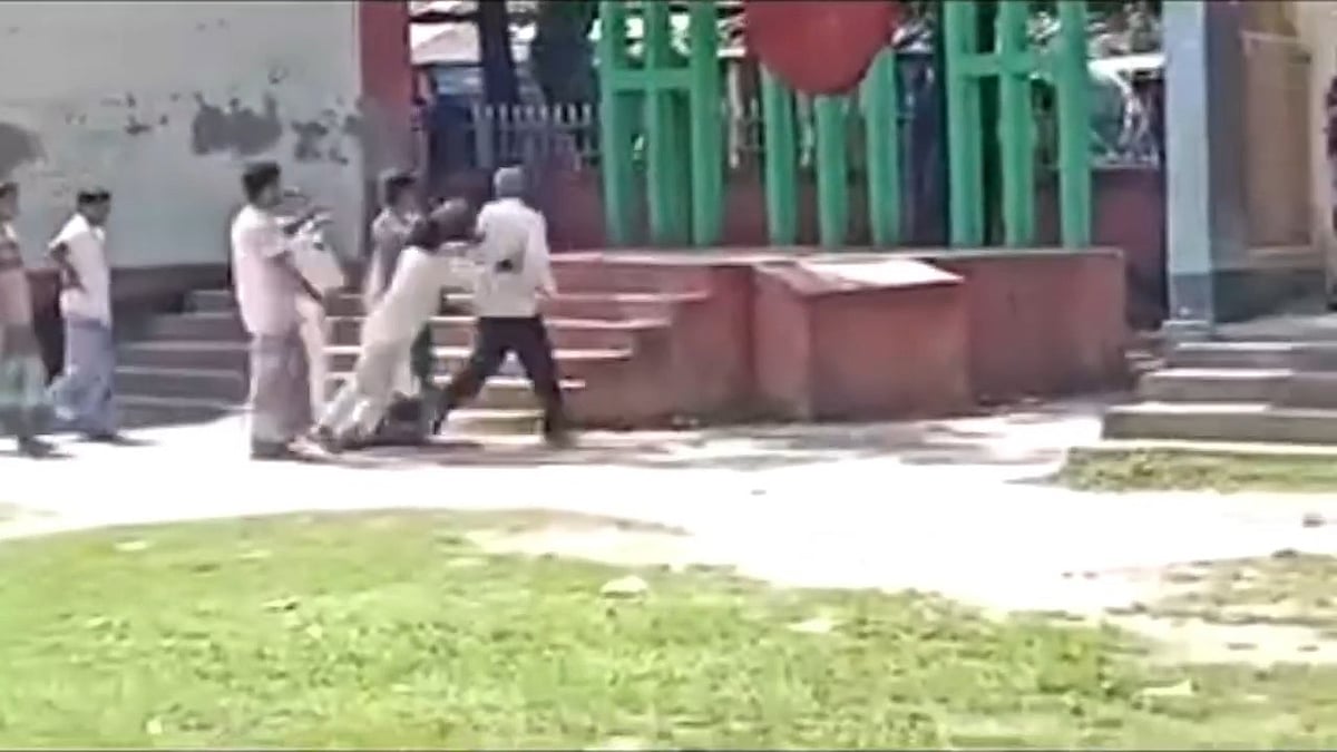 ময়মনসিংহের গৌরীপুরে ভূটিয়ারকোনা আদর্শ উচ্চবিদ্যালয় ও কলেজের অধ্যক্ষ গোলাম মোহাম্মদকে ধাক্কাতে ধাক্কাতে প্রতিষ্ঠান থেকে বের করে দেওয়ার ভিডিও ফেসবুকে ছড়িয়ে পড়েছে
