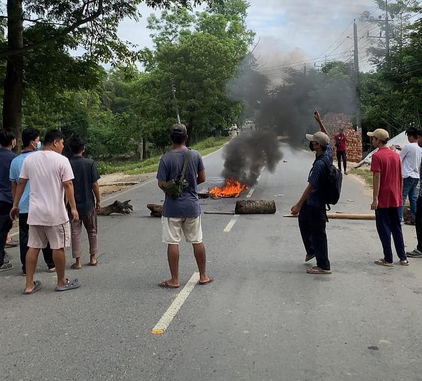 এক কিশোরীকে দলবদ্ধ ধর্ষণের প্রতিবাদে ডাকা সকাল–সন্ধ্যা সড়ক অবরোধের সমর্থনে টায়ার জ্বালানো হয়েছে। আজ সকালে খাগড়াছড়ির চেঙ্গী সেতু এলাকায়