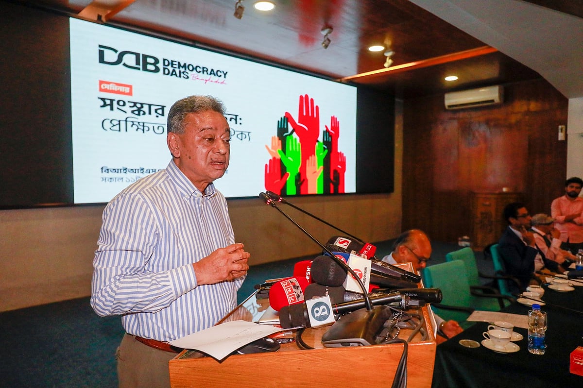 রাজধানীর রমনায় বিআইআইএসএস মিলনায়তনে এক সেমিনারে বক্তব্য দেন আমীর খসরু মাহমুদ চৌধুরী। ২৭ সেপ্টেম্বর