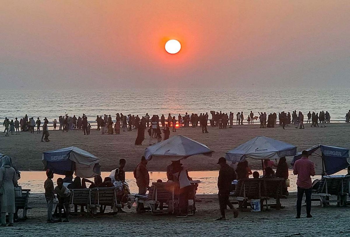 কক্সবাজারে আসা পর্যটকদের কাছে খুবই প্রিয় বালুচরে সূর্যাস্তের দৃশ্য দেখা। সম্প্রতি তোলা