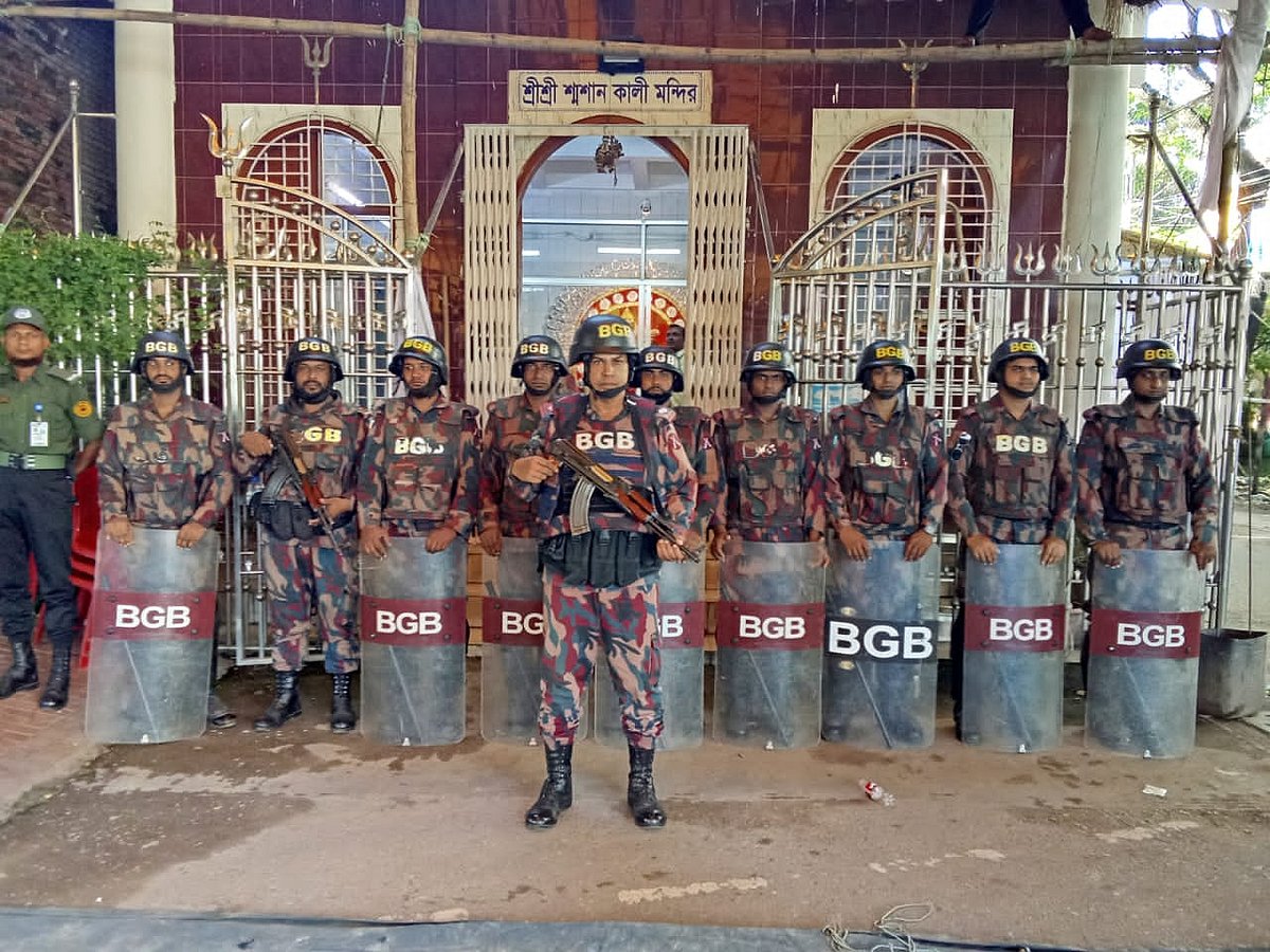 শারদীয় দুর্গাপূজায় মণ্ডপের নিরাপত্তায় কাজ করছেন বর্ডার গার্ড বাংলাদেশের (বিজিবি) সদস্যরা