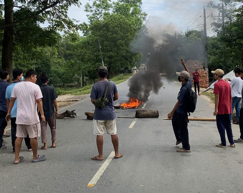 এক কিশোরীকে দলবদ্ধ ধর্ষণের প্রতিবাদে ডাকা সকাল–সন্ধ্যা সড়ক অবরোধের সমর্থনে টায়ার জ্বালিয়ে বিক্ষোভ করে ‘জুম্ম-ছাত্র জনতা’। আজ সকালে খাগড়াছড়ির চেঙ্গী সেতু এলাকায়