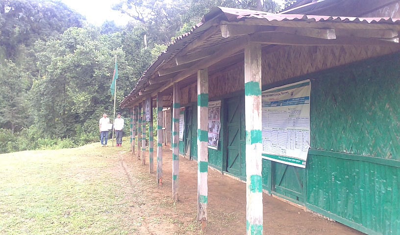 শিক্ষার্থী নেই, এলাকাও জনশূন্য।  তাই তিন বছর ধরে বন্ধ বান্দরবানের রুমার চৈক্ষ্যংপাড়া সরকারি প্রাথমিক বিদ্যালয়