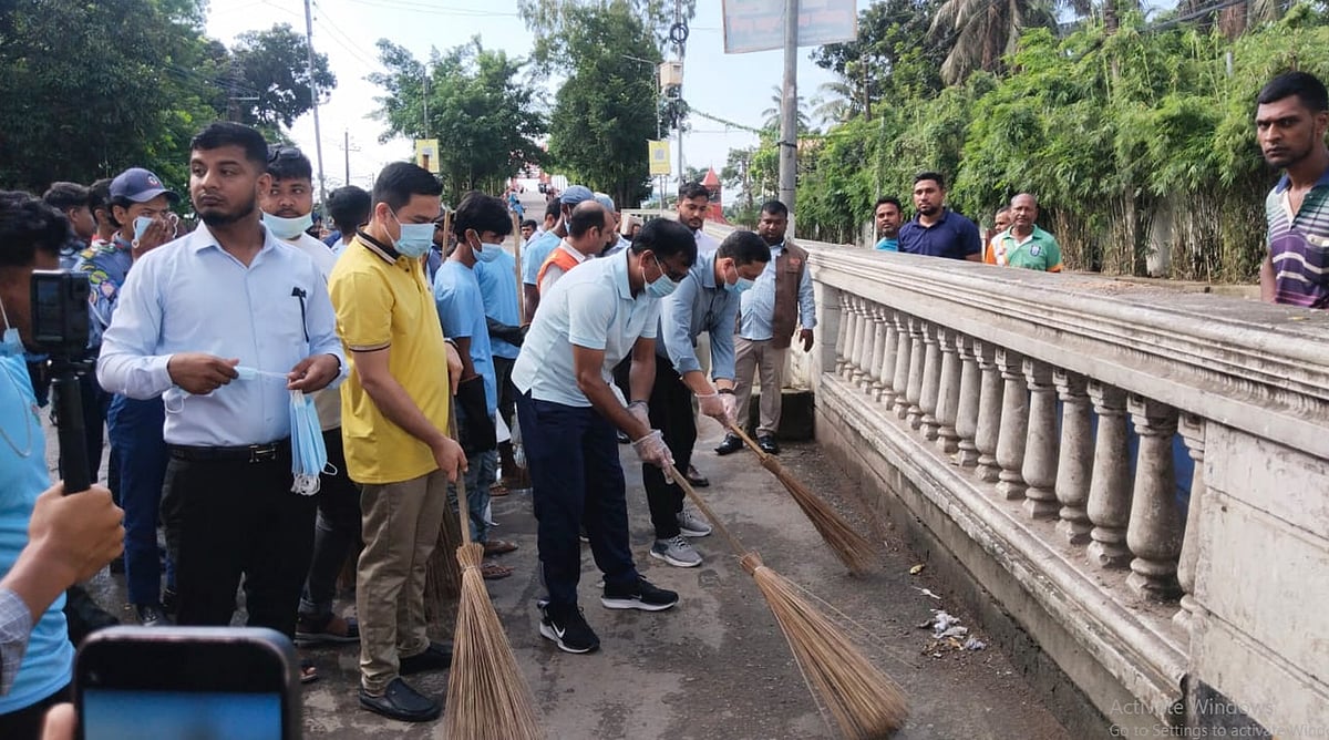সিলেটের জেলা প্রশাসক সারওয়ার আলম ঝাড়ু হাতে রাস্তায় নেমে ময়লা-আবর্জনা পরিষ্কার করেন। শনিবার সকালে