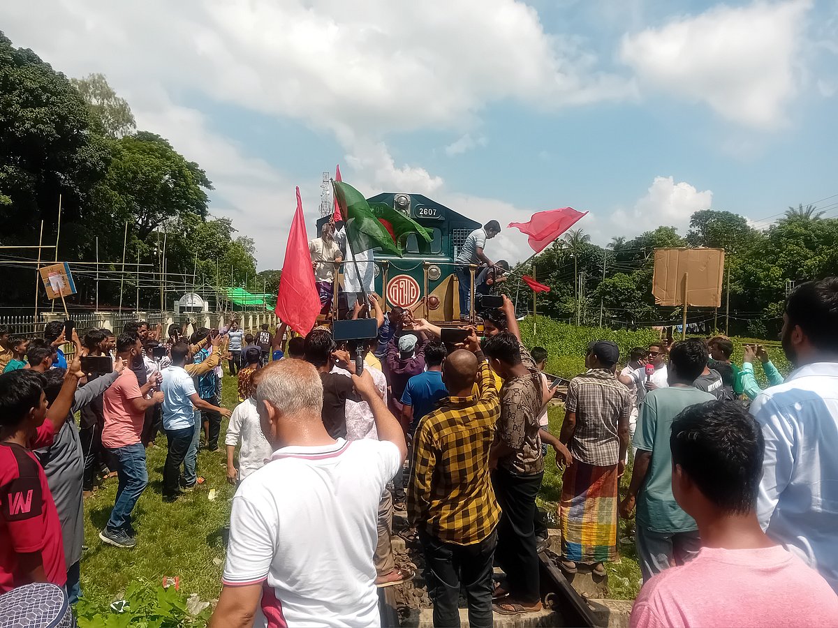 মৌলভীবাজারে আন্দোলনকারীরা জাতীয় পতাকা ও লাল কাপড় হাতে রেলপথে নেমে ট্রেন আটকে দেন। আজ শনিবার