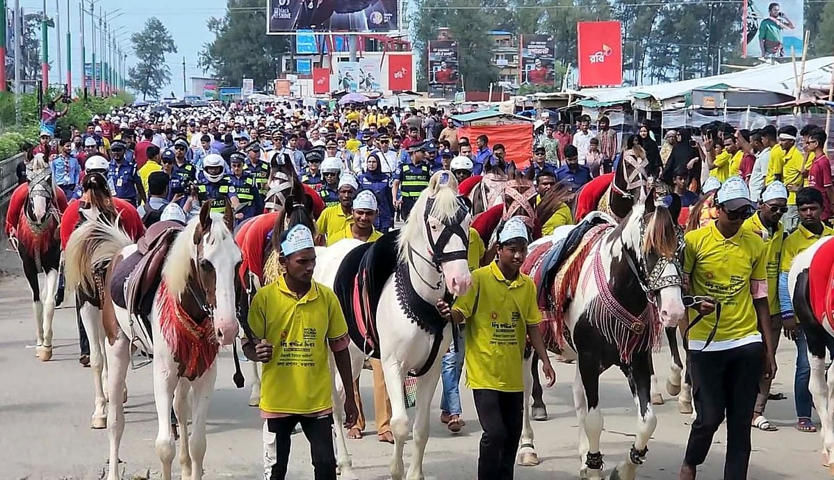 কক্সবাজার শহরের সৈকত সড়কে বিশ্ব পর্যটন দিবস উপলক্ষে জেলা প্রশাসনের উদ্যোগে বের করা হয় ঘোড়ার গাড়ির শোভাযাত্রা। আজ লাবণি পয়েন্টে