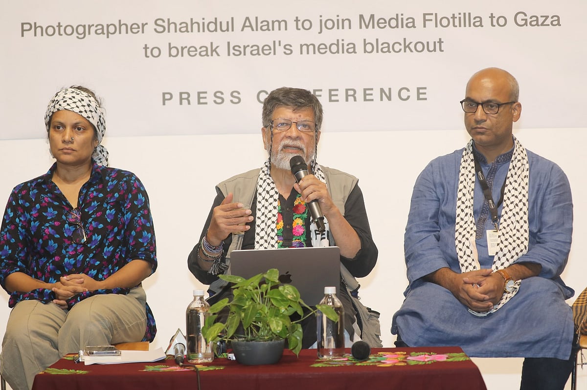 মিডিয়া ফ্লোটিলা নিয়ে সংবাদ সম্মেলন করেন আলোকচিত্রী শহিদুল আলম। দৃকপাঠ×ভবন, শুক্রাবাদ, ঢাকা। ২৭ সেপ্টেম্বর