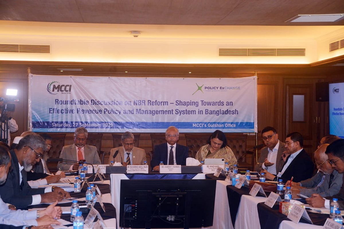 আজ শনিবার রাজধানীর গুলশানের পুলিশ প্লাজায় ‘কার্যকর কর নীতি ও ব্যবস্থাপনা আনতে এনবিআর সংস্কার’ শীর্ষক এ গোলটেবিল আলোচনার আয়োজন করে মেট্রোপলিটন চেম্বার অব কমার্স অ্যান্ড ইন্ডাস্ট্রি (এমসিসিআই) ও পলিসি এক্সচেঞ্জ বাংলাদেশ। এতে বক্তাদের একাংশকে দেখা যাচ্ছে