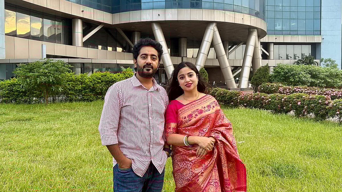 ভিক্টর সাহা ও রাখি সাহা (ডানে)