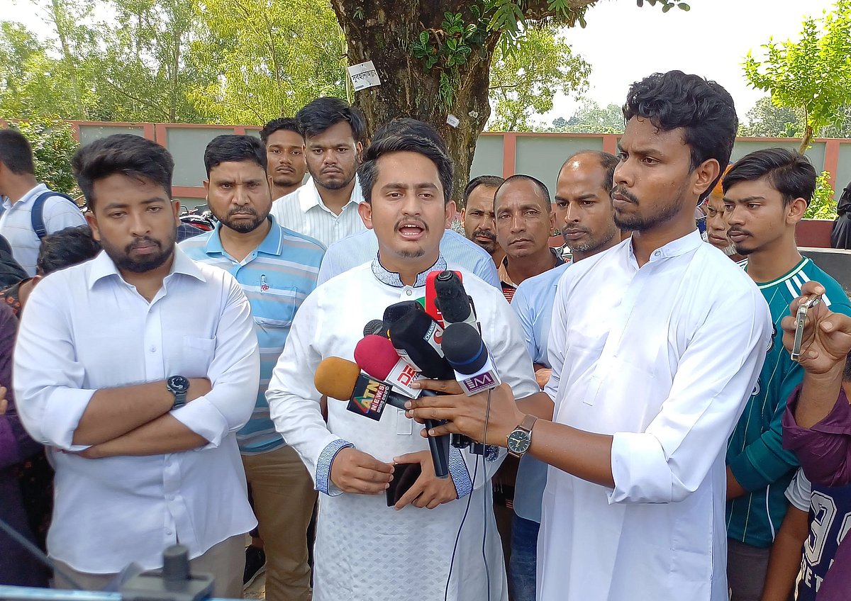 পঞ্চগড়ের মকবুলার রহমান সরকারি কলেজ মাঠে এক বিতর্ক প্রতিযোগিতা অনুষ্ঠানে সাংবাদিকদের সঙ্গে কথা বলেন সারজিস আলম। আজ শনিবার